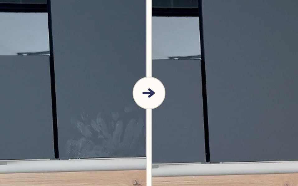 Nahaufnahme einer dunkelgrauen Matt-Front im Bildvergleich: links Handabdrücke über der Holzablage, rechts gleichmäßig matt