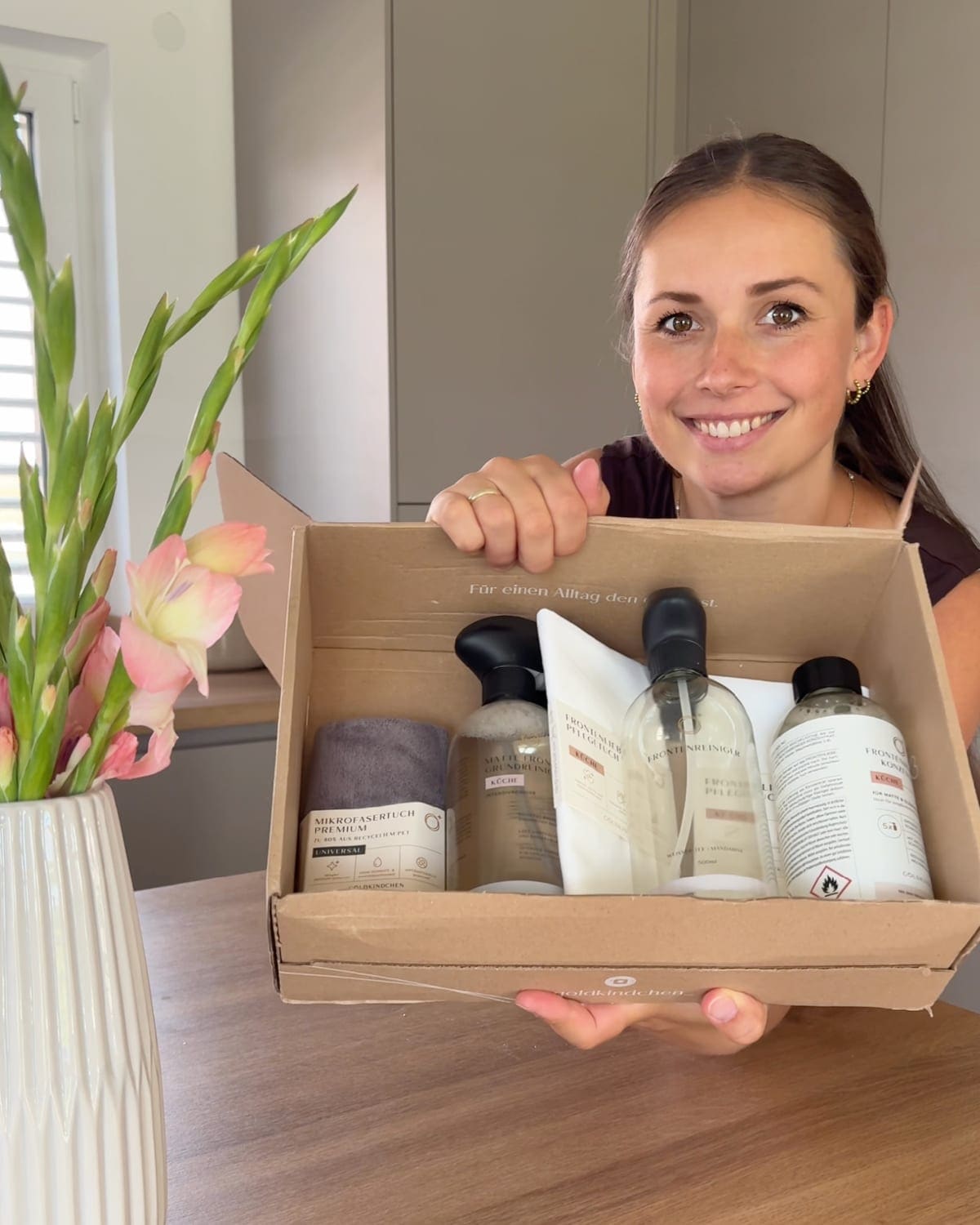 Jacky mit dem ausgepackten Komplett-Set in ihrer Küche